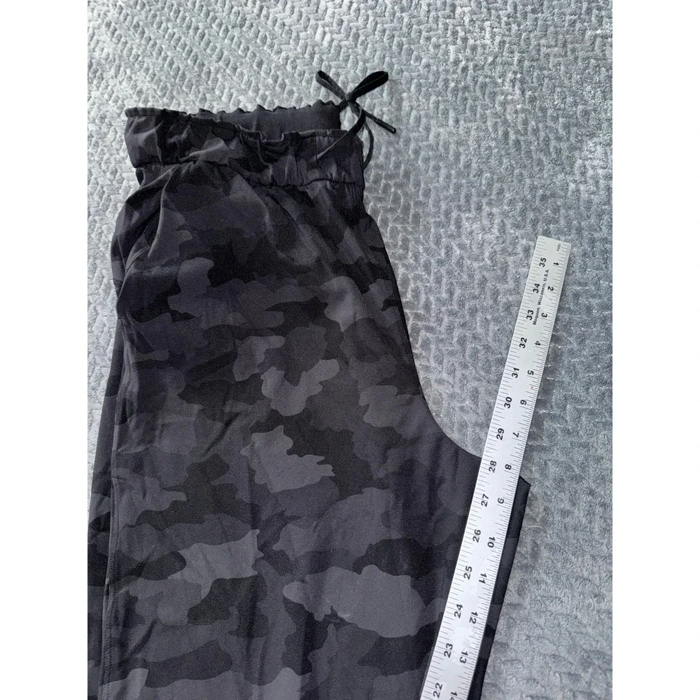 Lululemon‎ Women's Stretch HR Jogger Color Black Camouflage Size 10